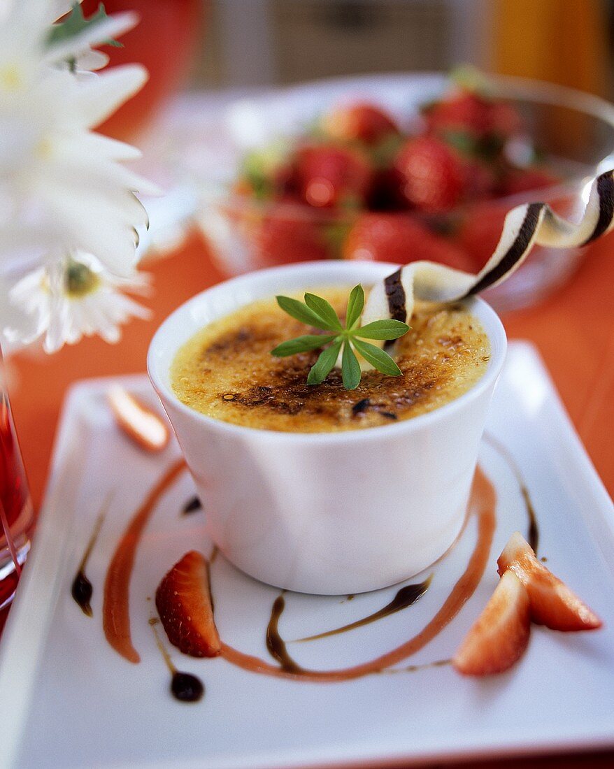 Crème brulee with woodruff and strawberries
