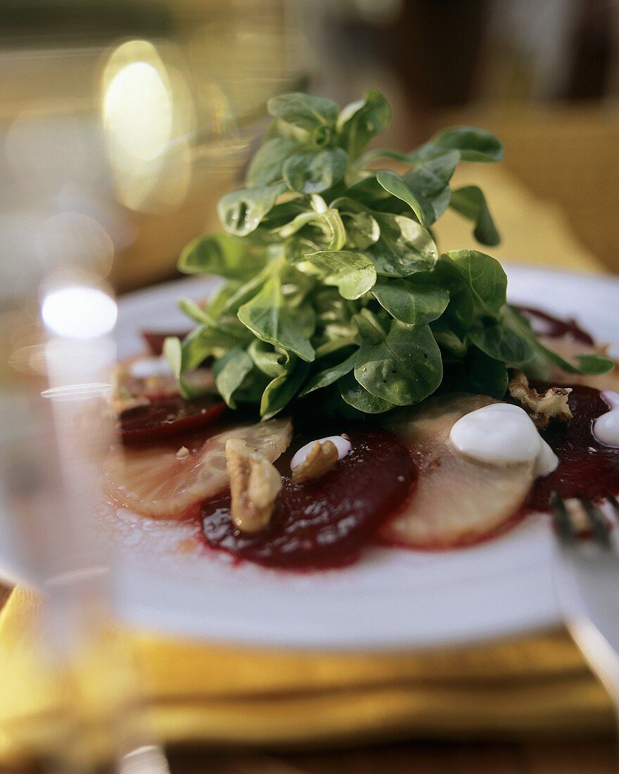 Feldsalat mit Sellerie, Roter Bete und Nüssen