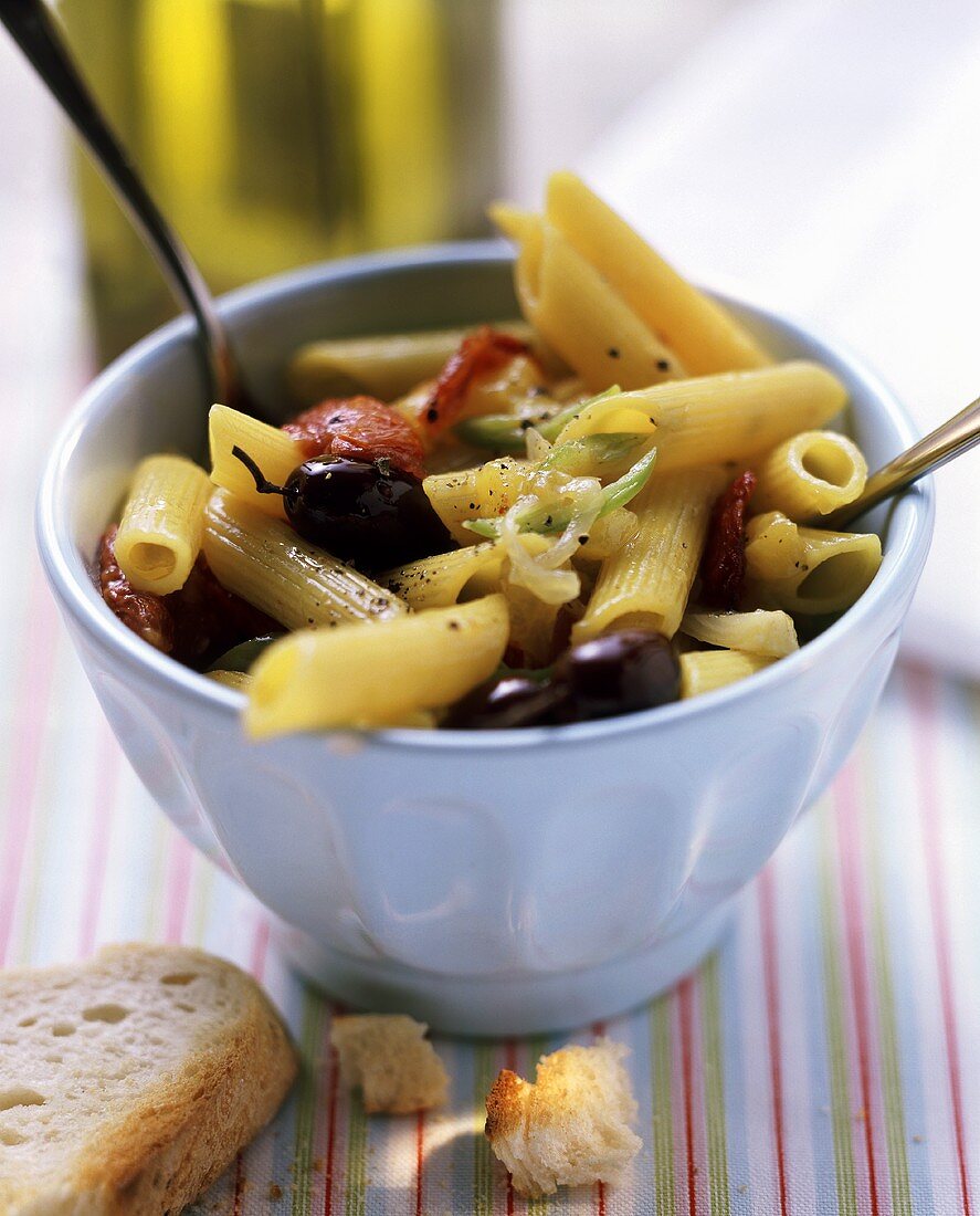 Penne mit Peperoni, Oliven und Tomaten