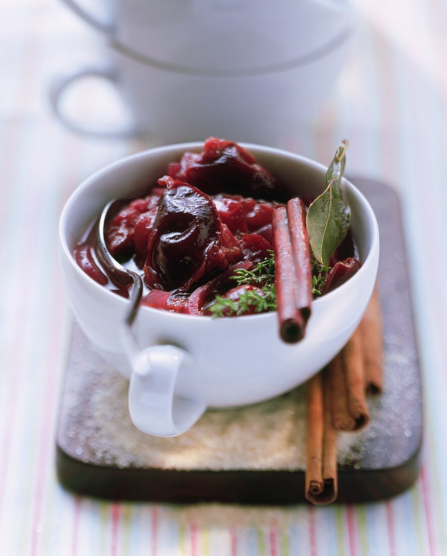 Zwetschgenchutney mit Zwiebeln, Zimt und Lorbeer