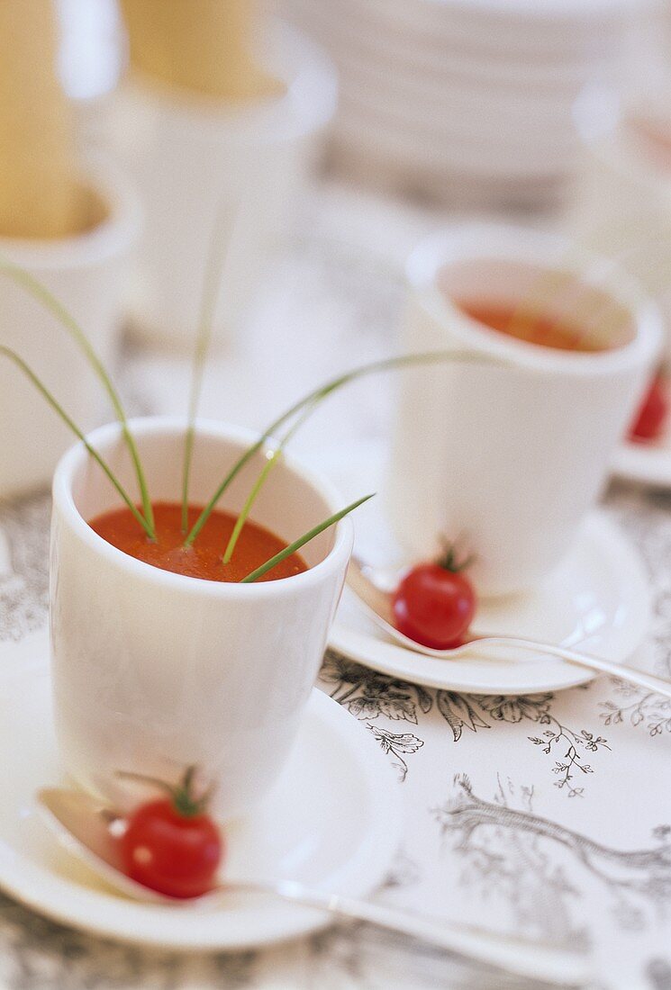 Tomaten-Orangen-Saft mit Schnittlauch zum Brunch