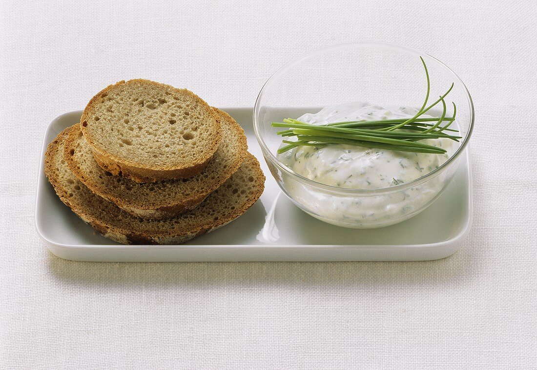 Herb quark and slices of bread