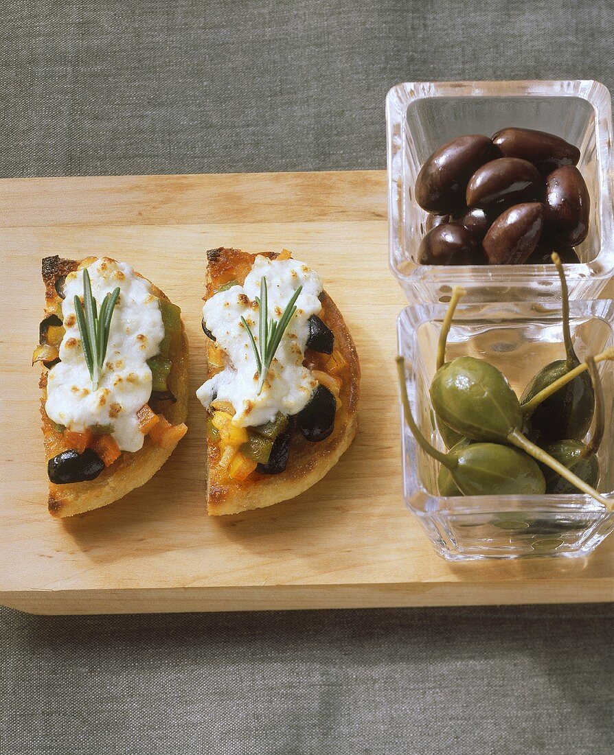 Peppers on toast with feta; capers and olives