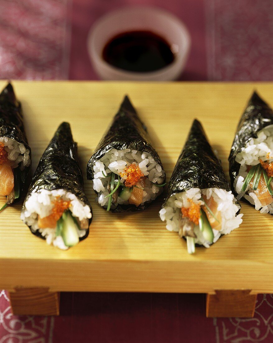 Temaki-Sushi auf Holzbrett