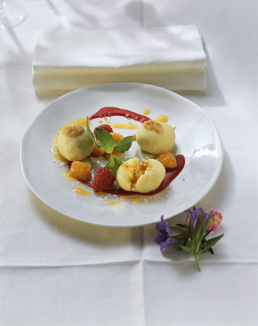 Marillenknödel mit Buttterbröseln und Himbeersauce