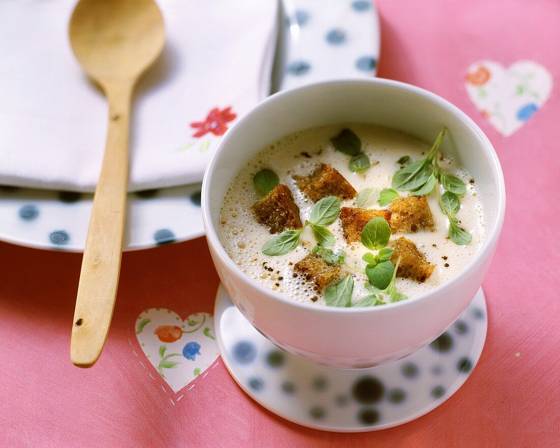 Zuppa di vino (Weinsuppe mit frischem Majoran & Croûtons)