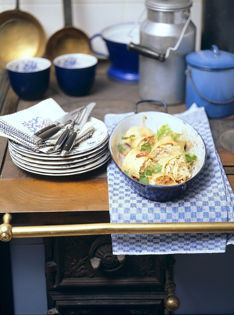 Sauerkrautstrudel mit Speck in Reine in ländlicher Küche