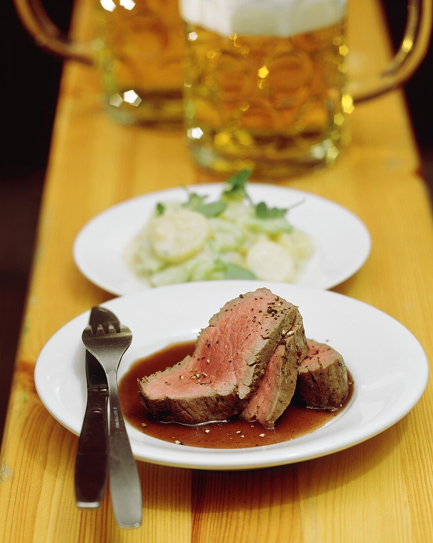 Ochsenfilet in Rotweinsauce, Kartoffelsalat, Bier