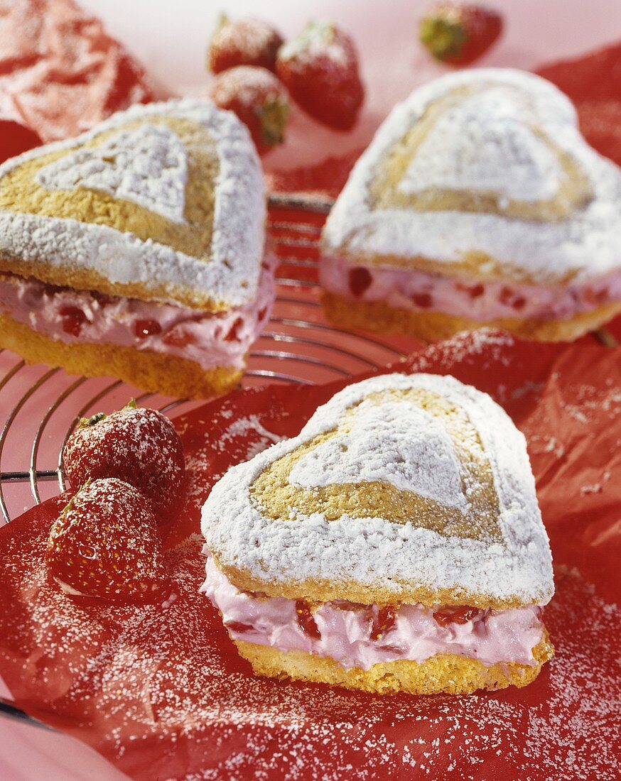 Sponge hearts with strawberry cream and icing sugar