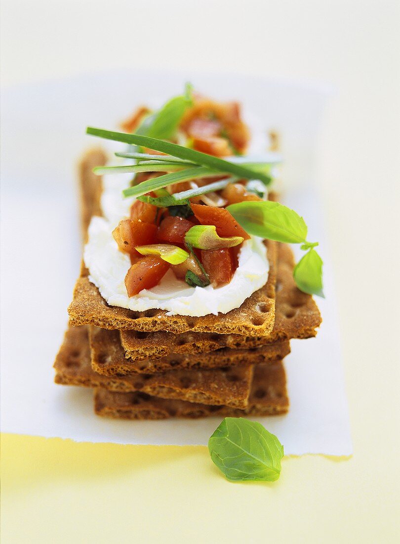 Rye crispbread with soft cheese and tomatoes