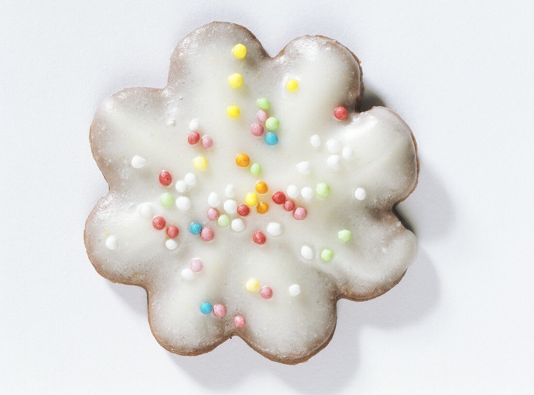 Plätzchen mit Zuckerglasur und bunten Zuckerperlen