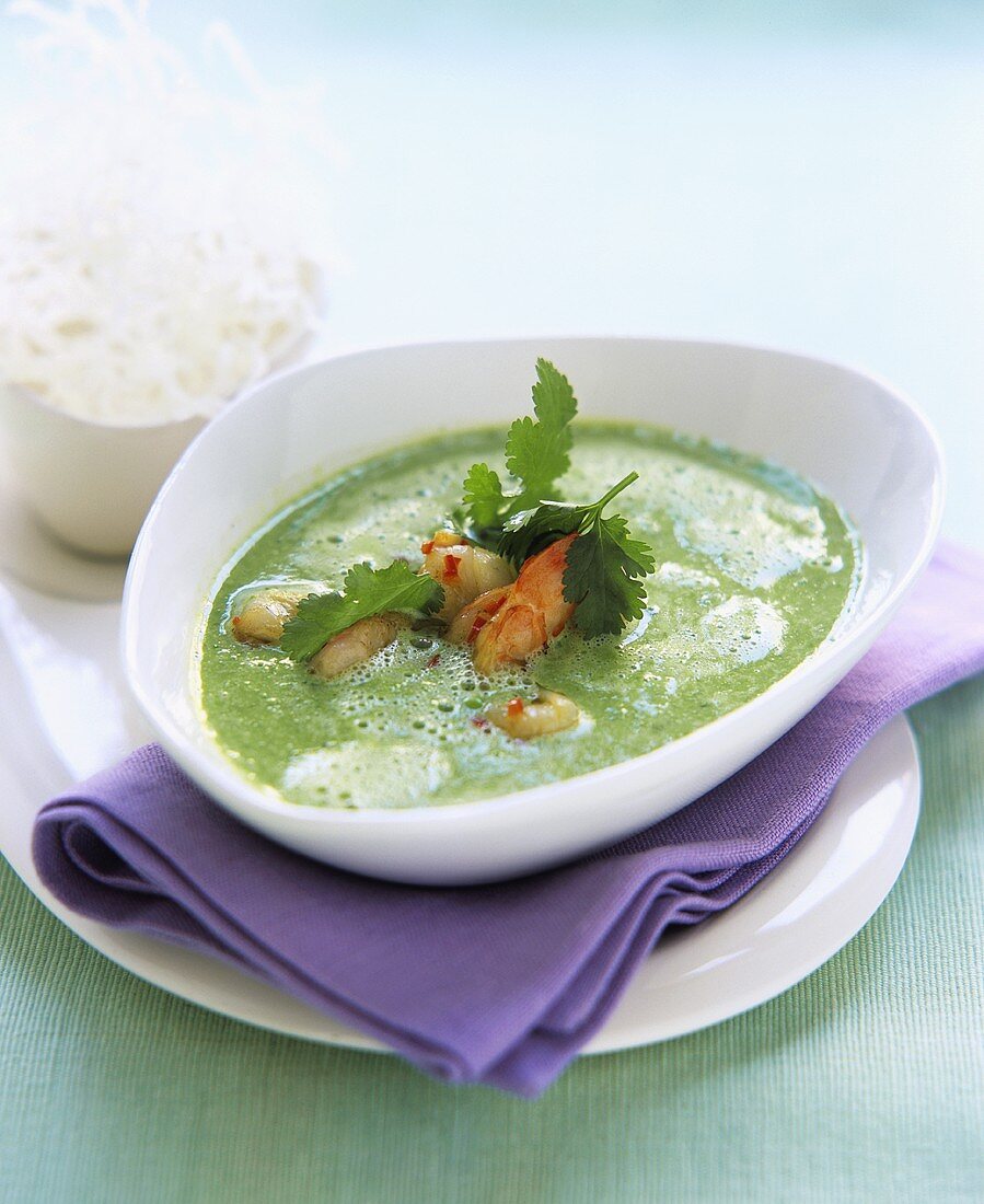 Erbsensuppe mit Koriander und Garnelen