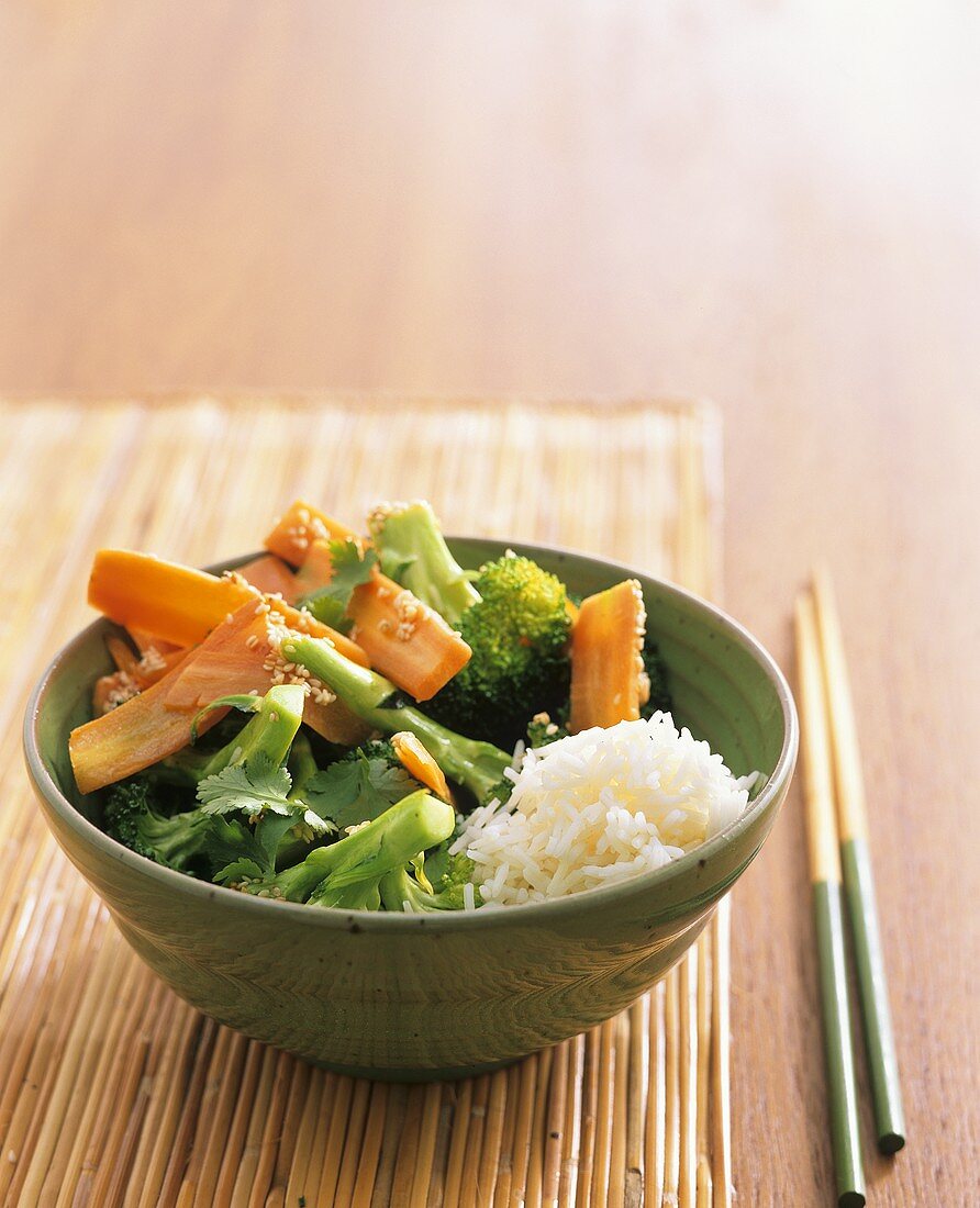 Gemüse mit Sesam, Koriandergrün und Reis (Asien)