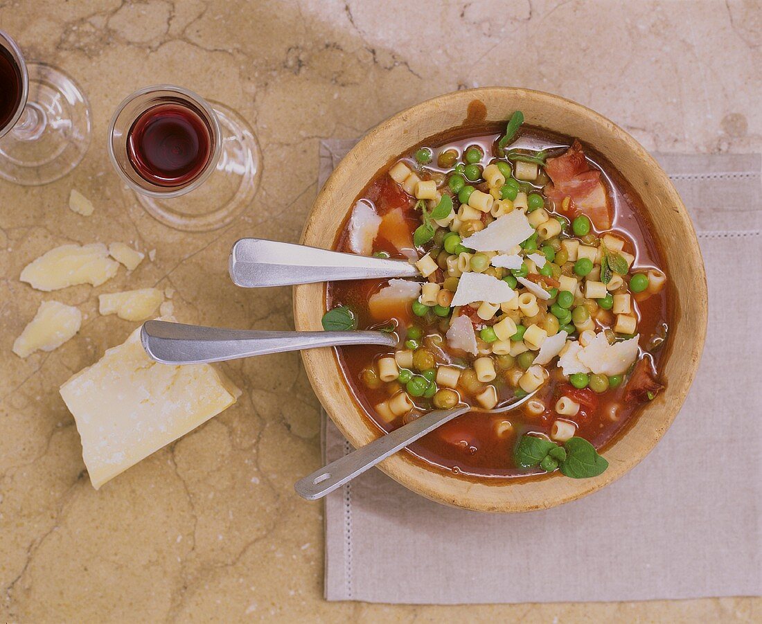 Minestrone mit Erbsen, Nudeln und Parmesan