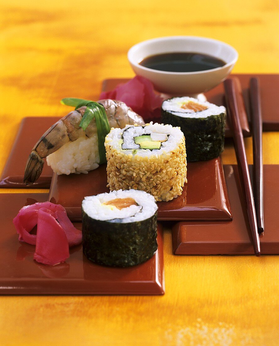 Sushi mit Ingwer und Sojasauce