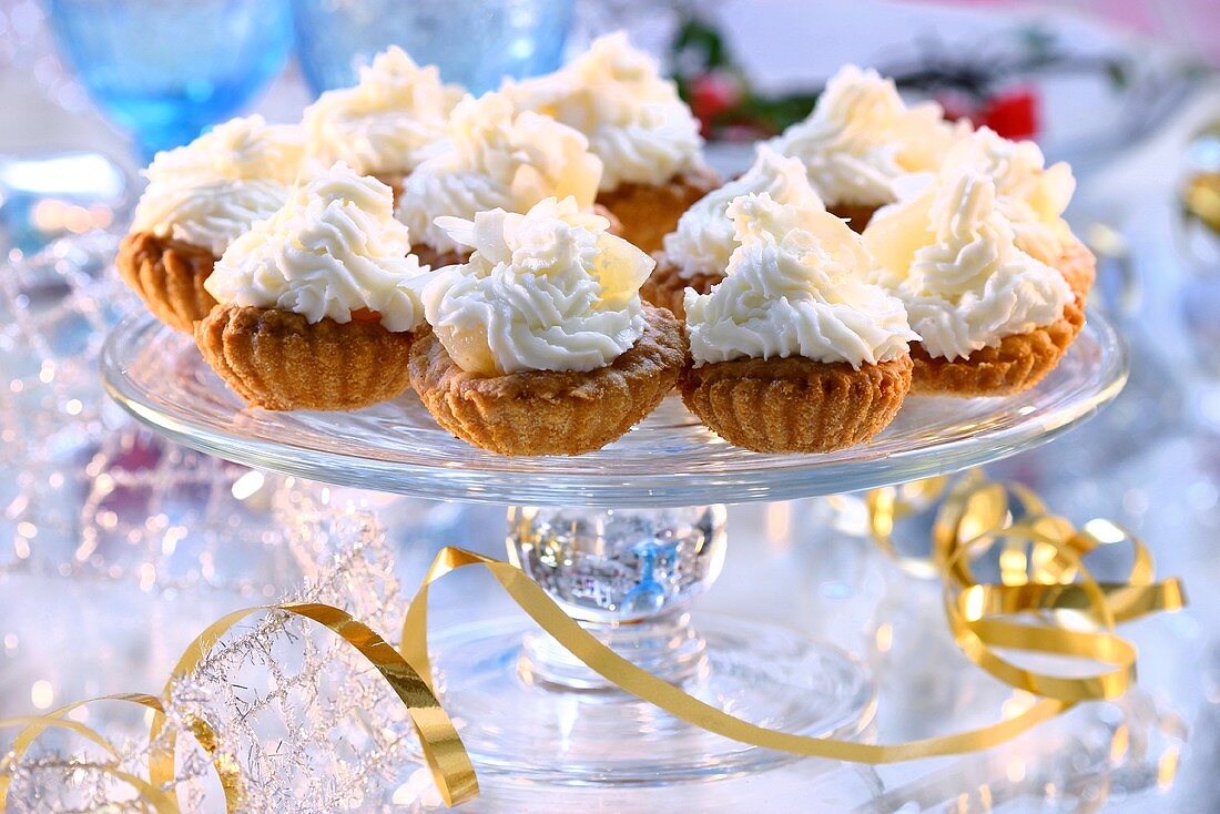 Christmas tarts with pineapple and almonds