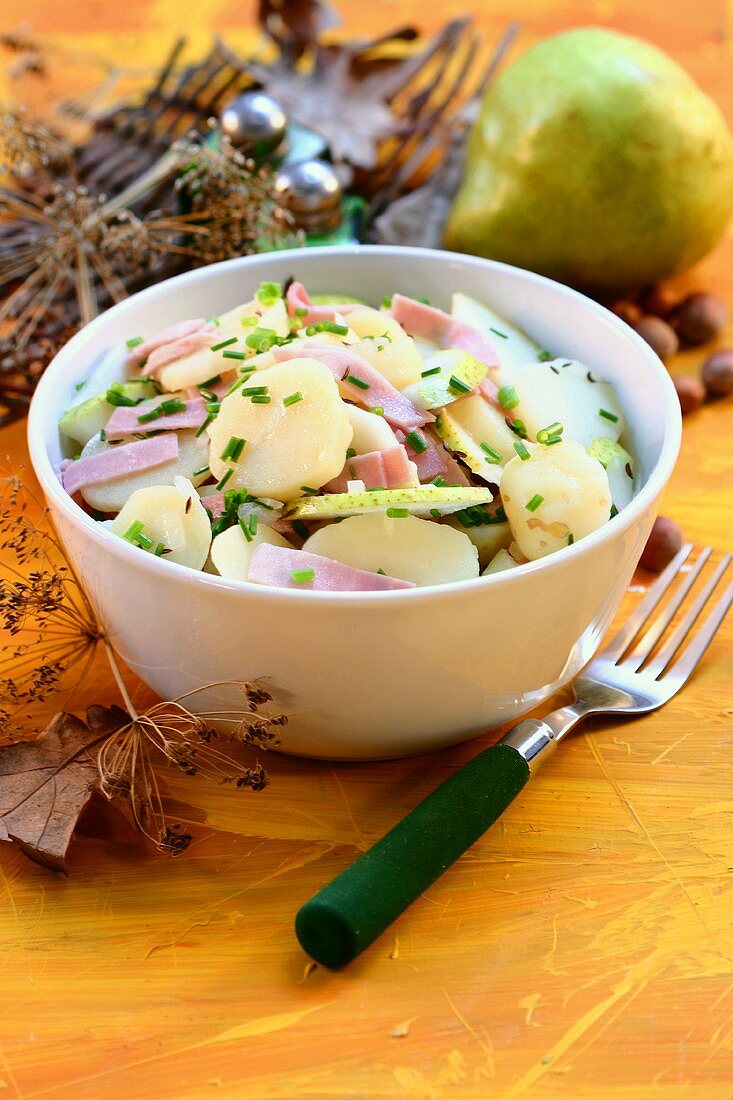 Potato salad with pears and ham