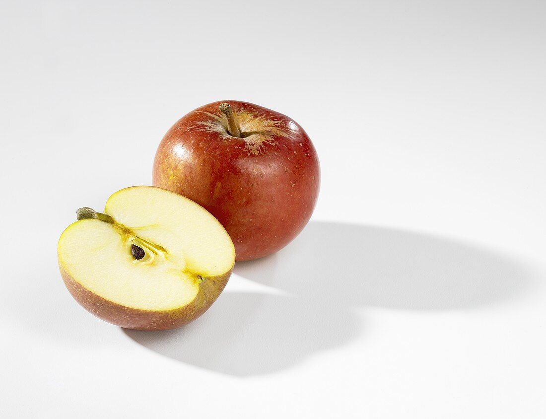 Ganzer und halber Apfel (Sorte Cox Orange)