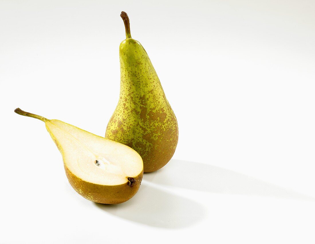 Whole pear and half pear (Conference)