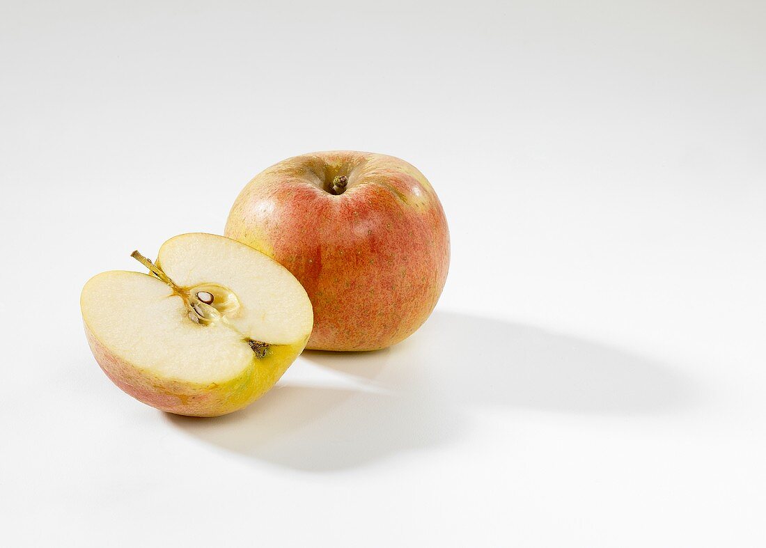 Ganzer und halber Apfel (Sorte Freiherr von Berlepsch)