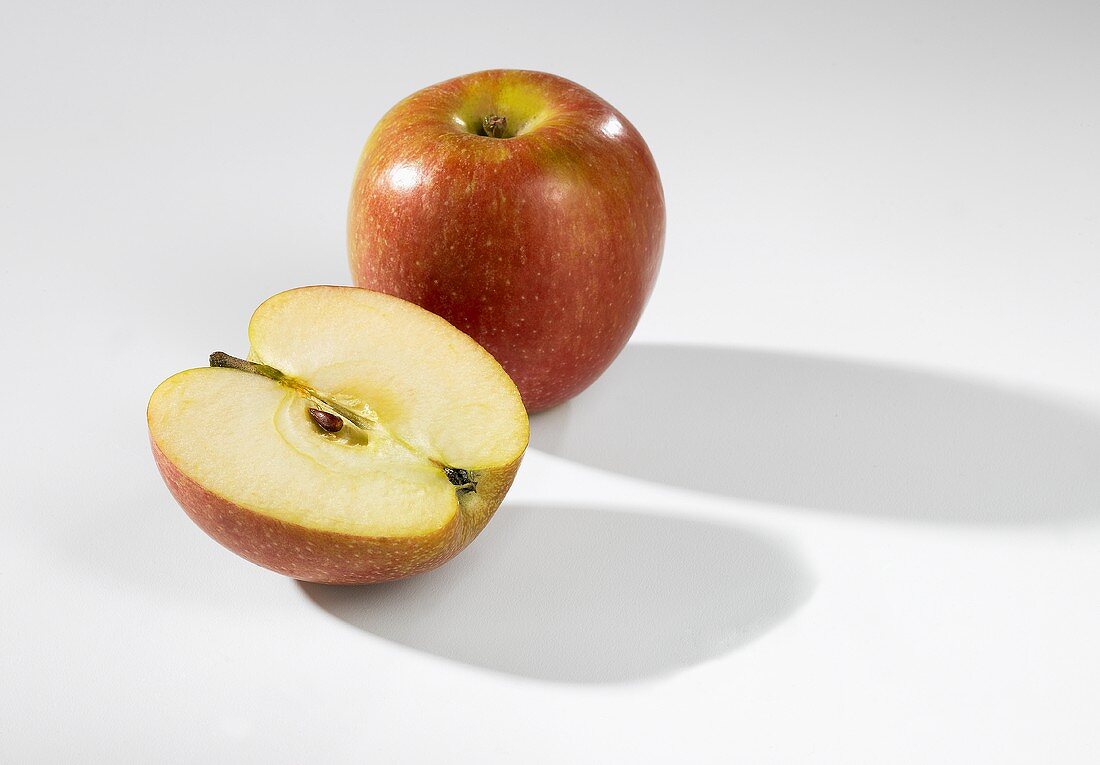 Ganzer und halber Apfel (Sorte Braeburn)