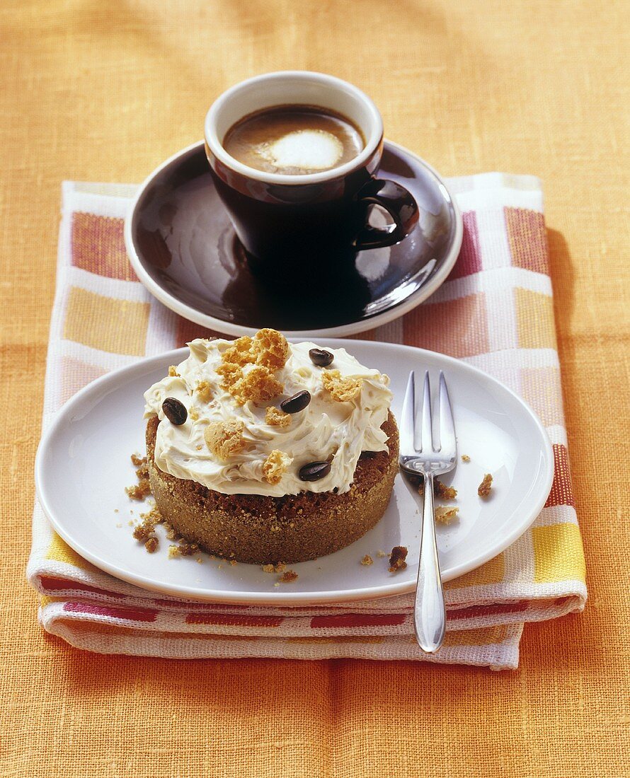 Small coffee cake with mascarpone cream; coffee