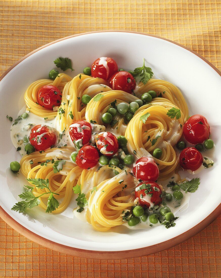 Spaghetti mit Kirschtomaten und Erbsen in Frischkäsesauce