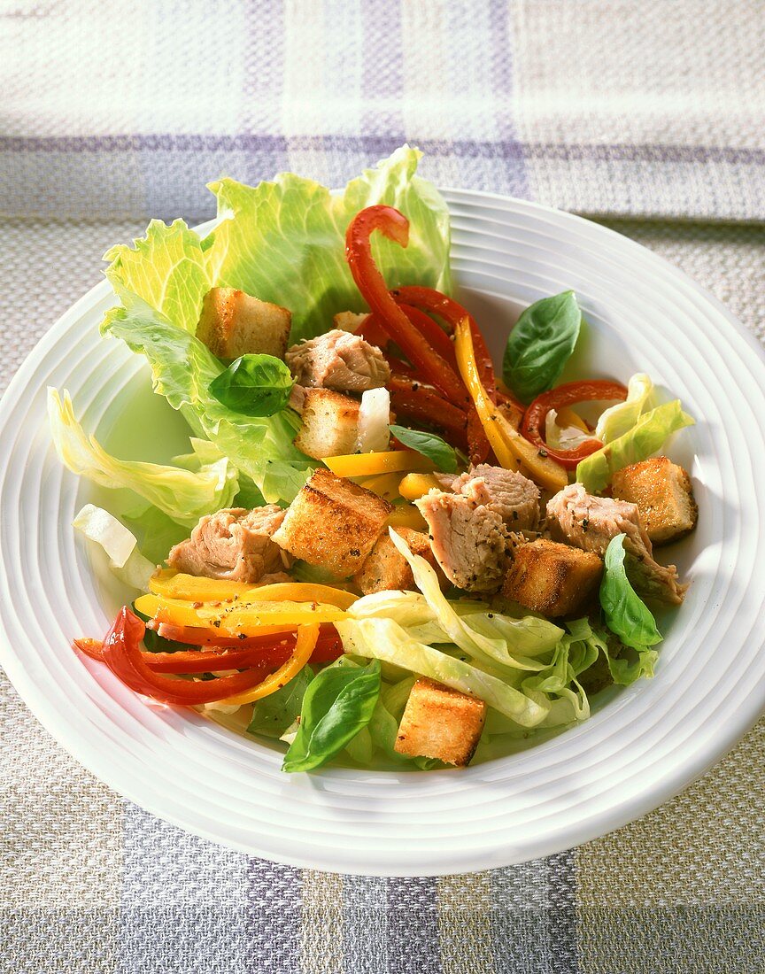 Iceberg lettuce with peppers, tuna and croutons