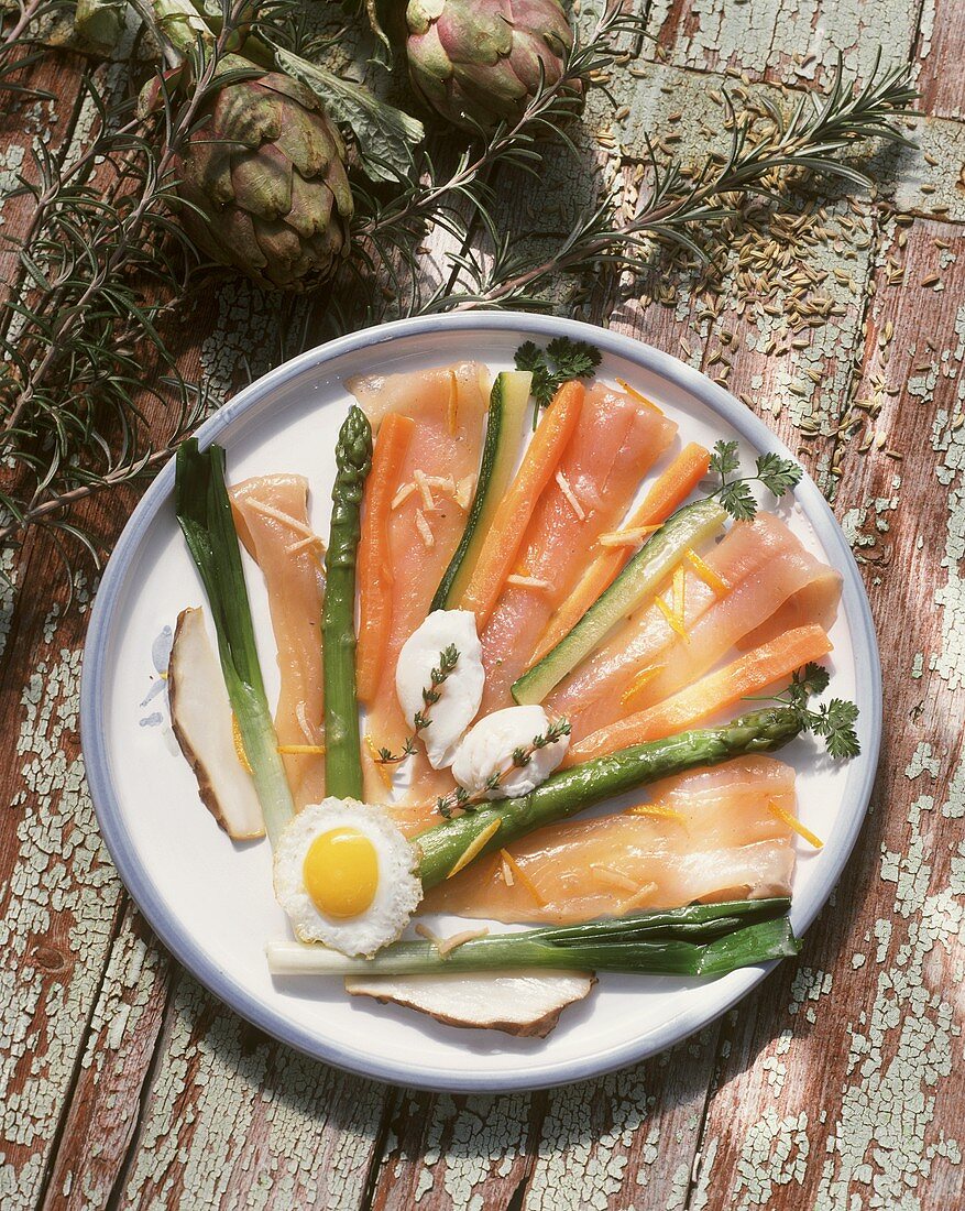 Marinierte Forellen mit grünem Spargel und Spiegelei