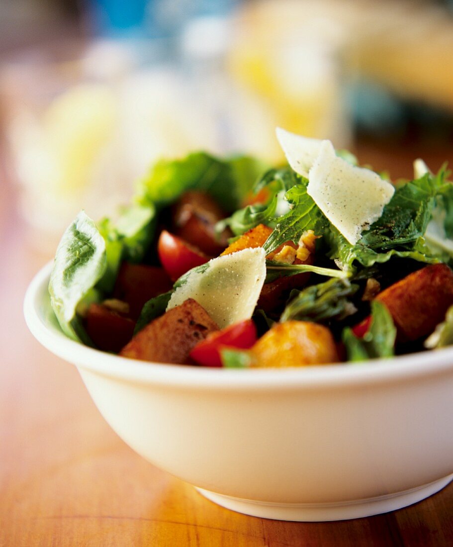 Gemischter Salat mit Tofuwürfeln und Parmesan