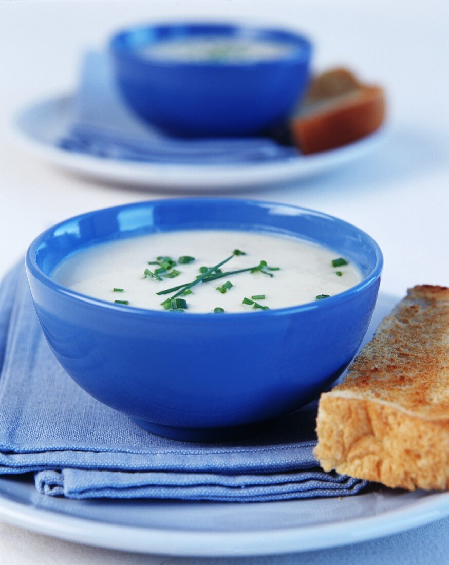 Sellericremesuppe mit Schnittlauch bestreut