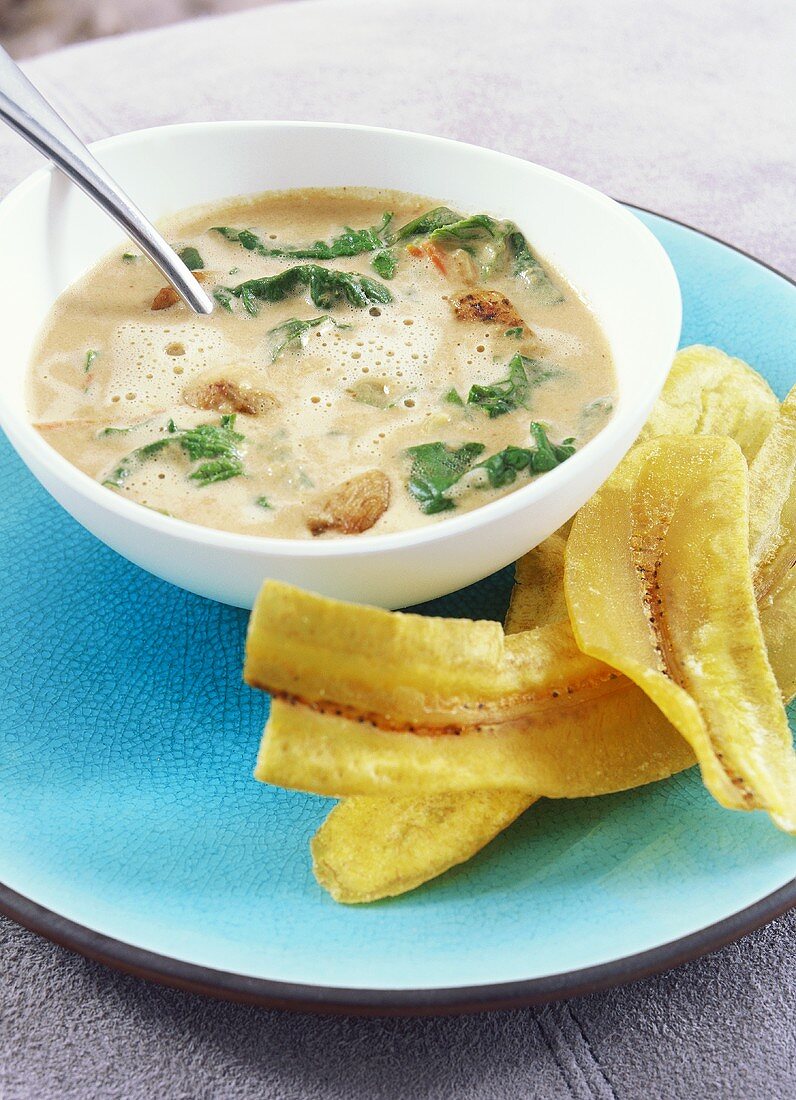 Kartoffel-Erdnuss-Suppe mit Spinat und Hähnchenfleisch