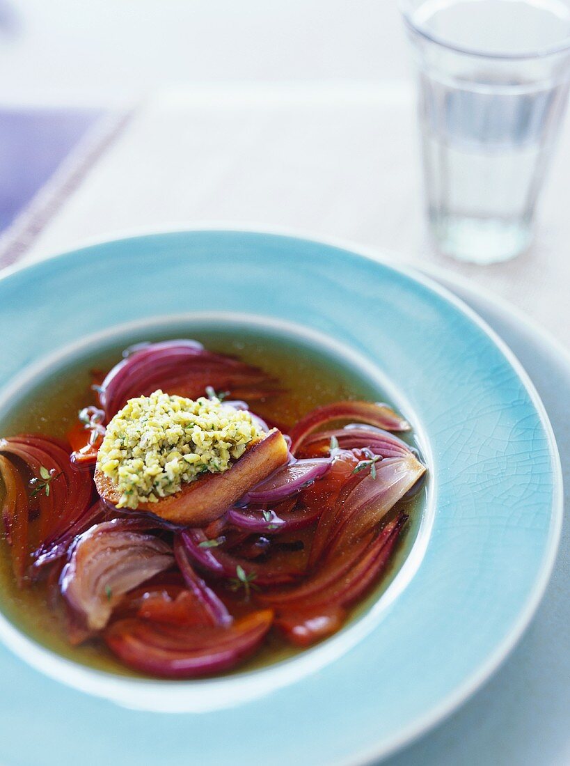 Rote Zwiebelsuppe mit Käse-Knoblauch-Toast