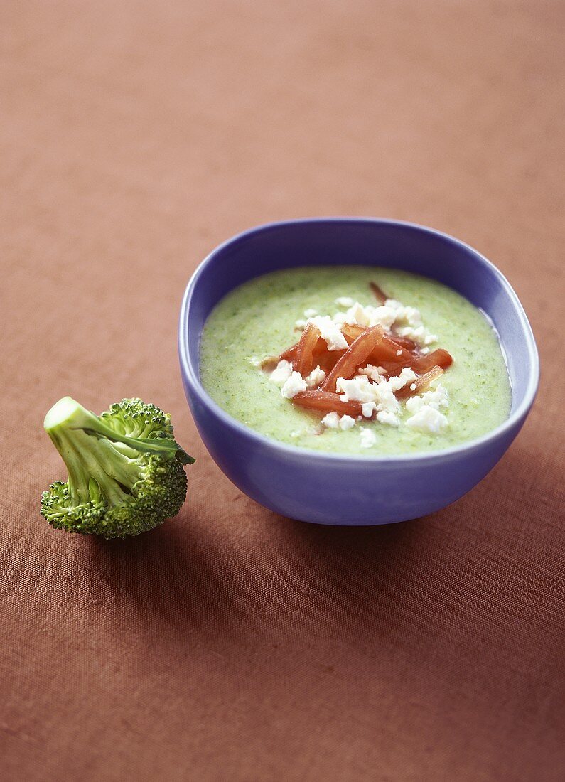 Broccoli soup with feta and tomato pieces