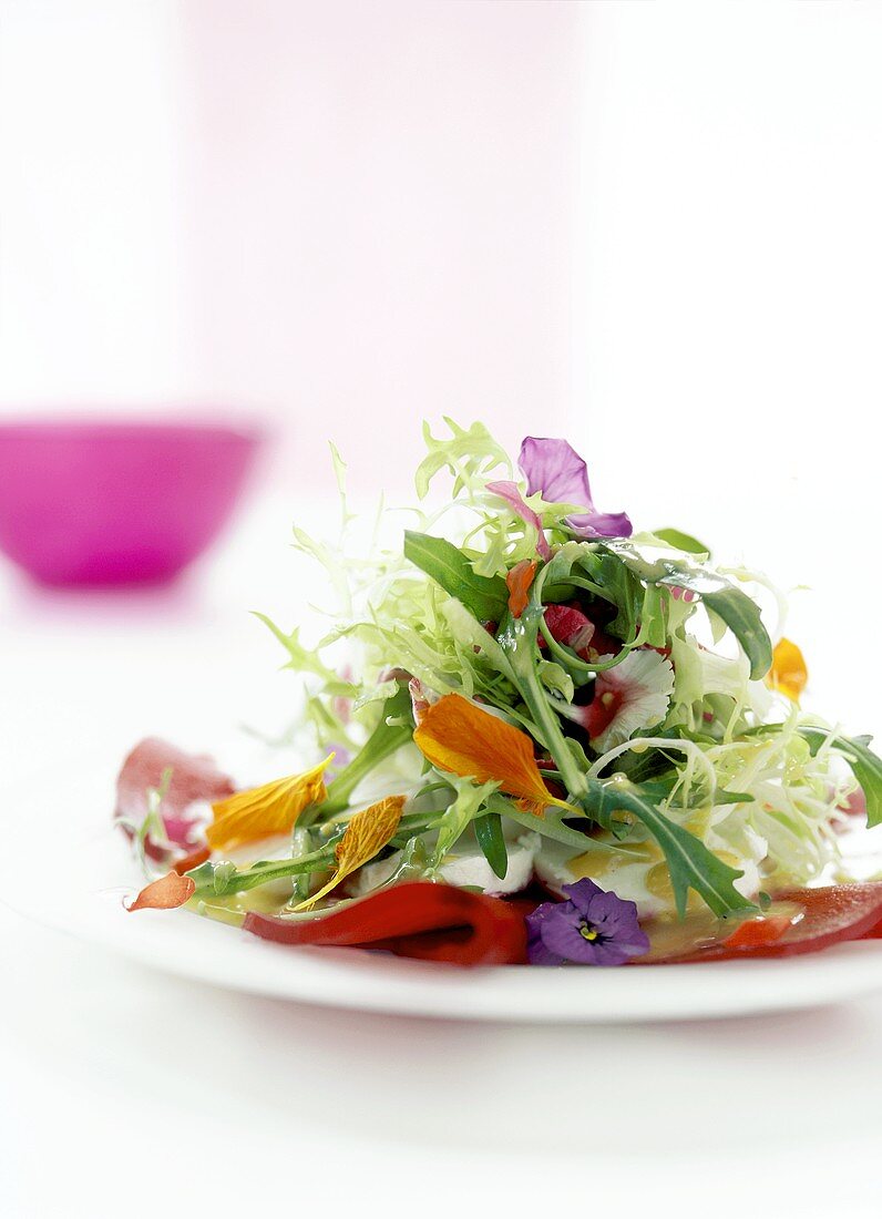 Gemischter Salat mit Essblüten