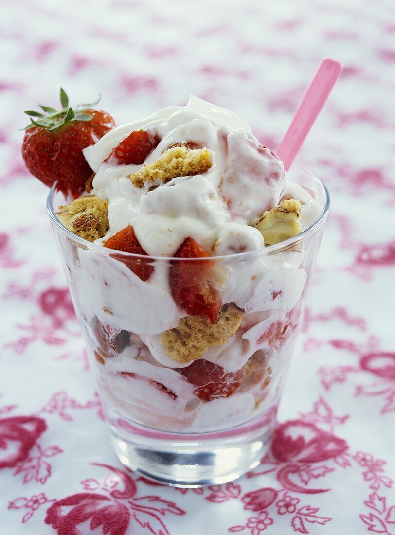 Joghurt mit frischen Erdbeeren und Amaretti