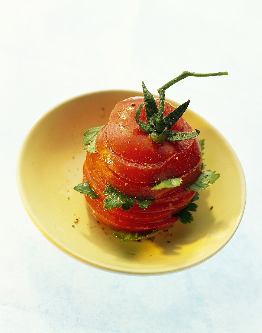 Tomatenscheiben mit Petersilie