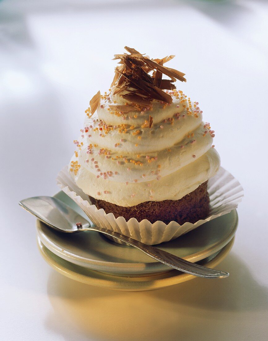 Eistörtchen mit Sahnehaube, Schokospänen und Zuckerperlen