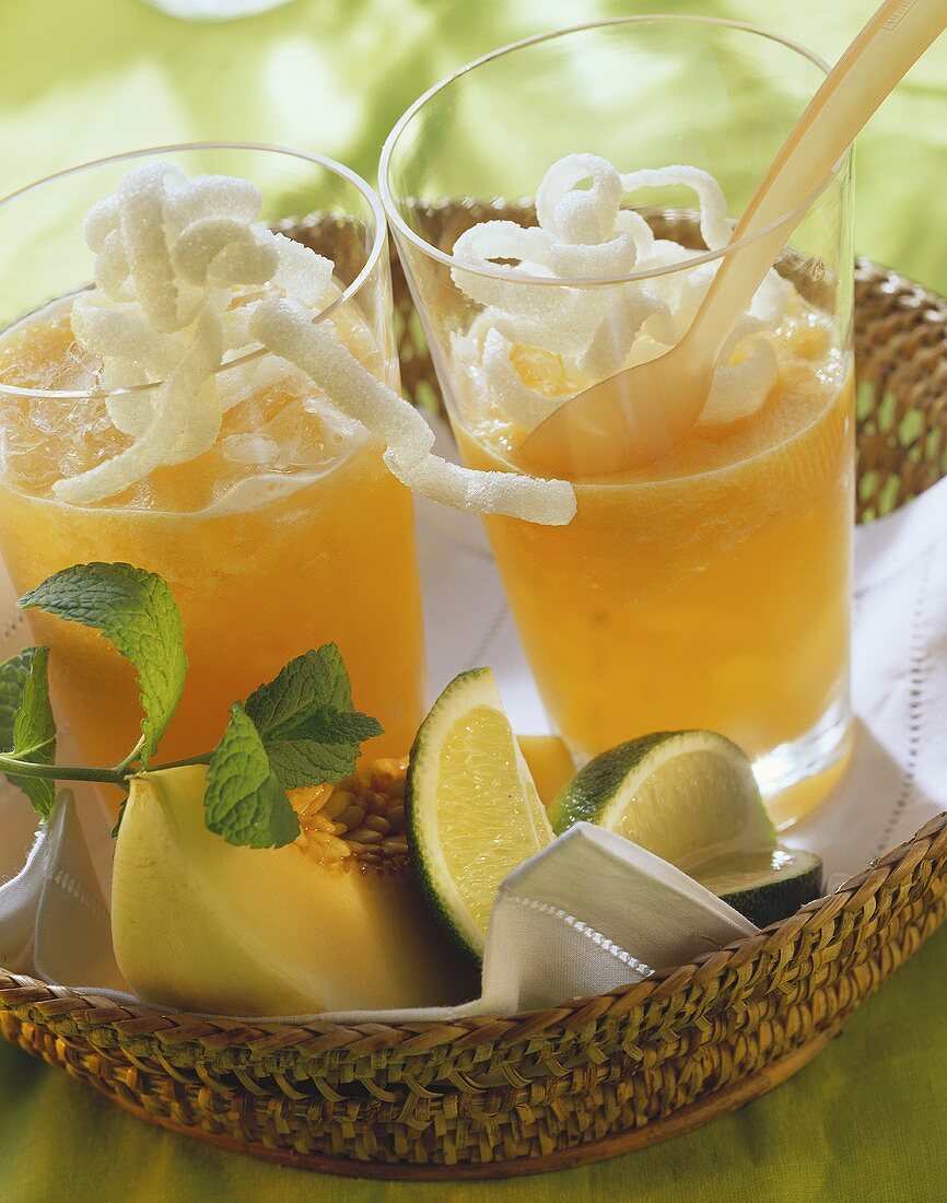 Melonensaft mit fritierten Reisnudeln