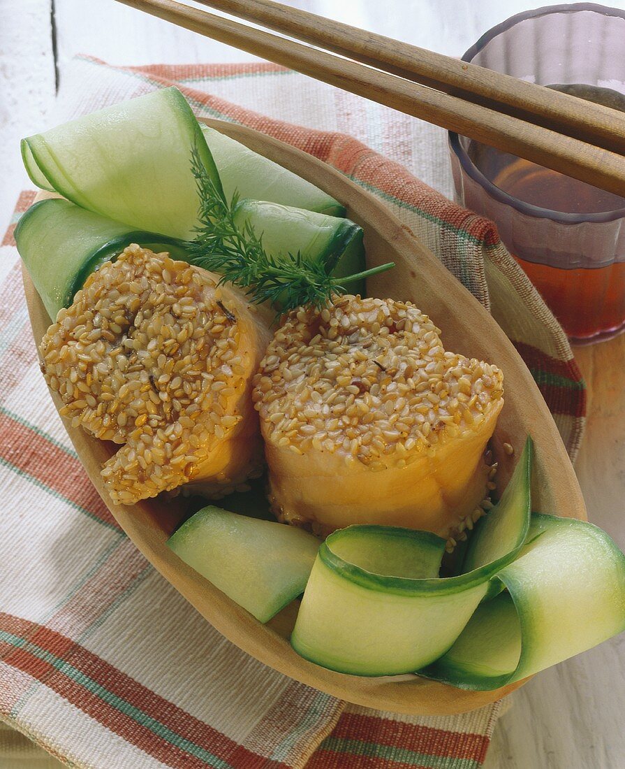 Salmon rolls with sesame coating, with courgettes