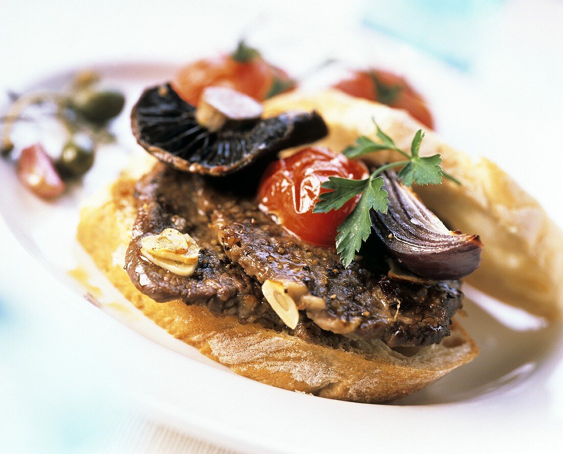 Sandwich with beef, tomato, onion and mushroom