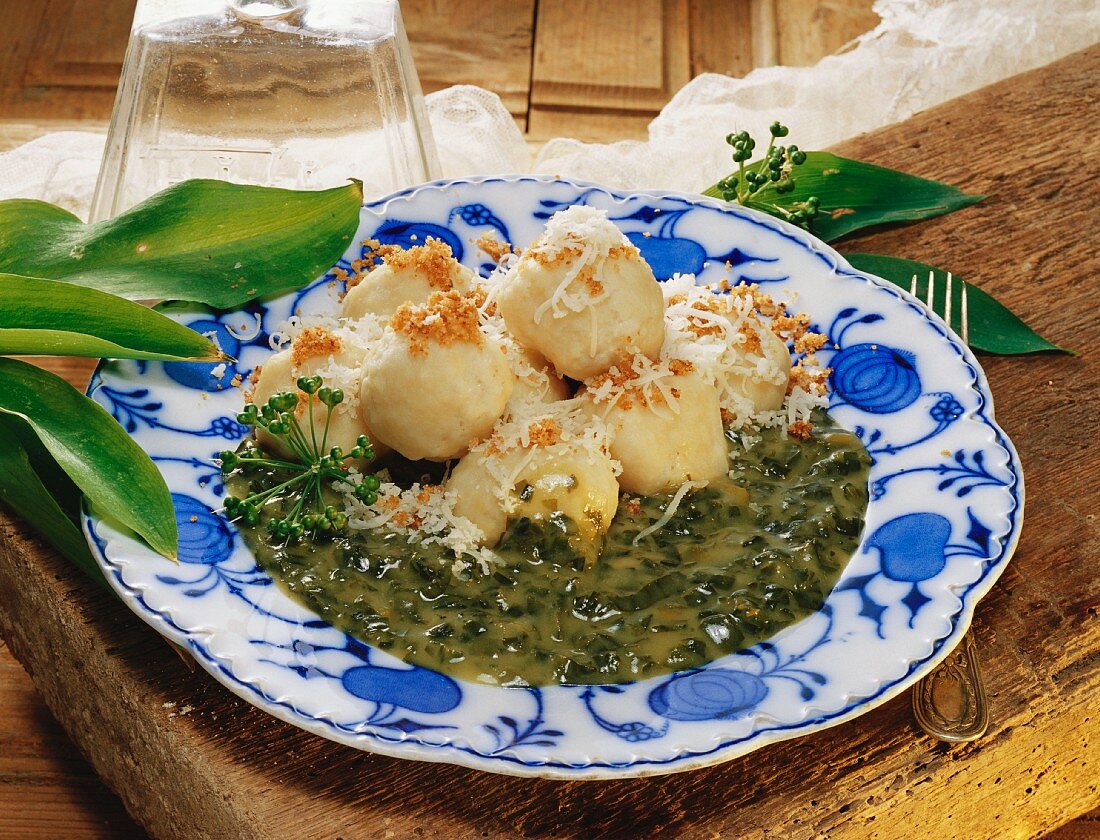 Kartoffelknödel mit Bärlauchsauce