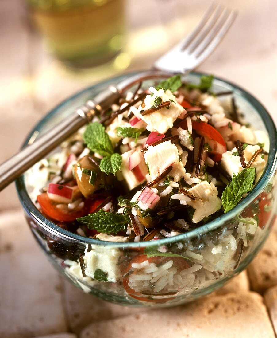 Gemischter Reissalat mit Fisch und Oliven