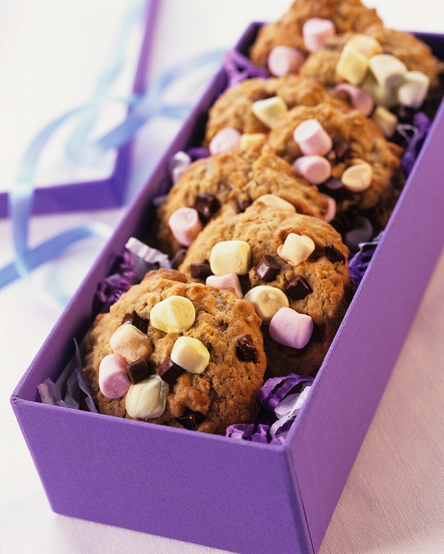 Cookies mit Marshmallows im Geschenkkarton