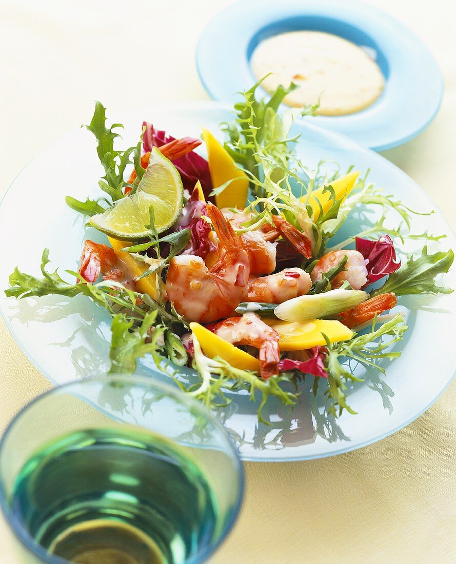 Curly endive with shrimps and mango wedges