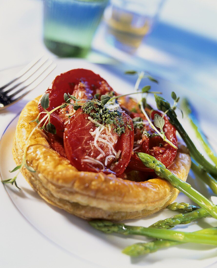 Pikantes Gebäck mit Tomaten und Parmesan, dazu grüner Spargel