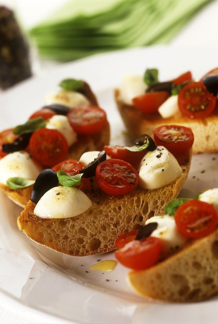 Bruschetta mit Mozzarella und Oliven