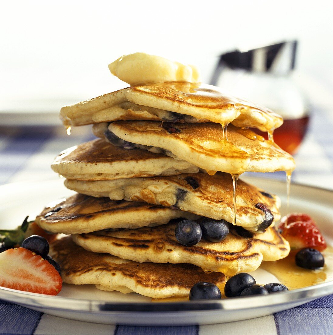 Pancakes mit Heidelbeeren, Erdbeeren und Ahornsirup