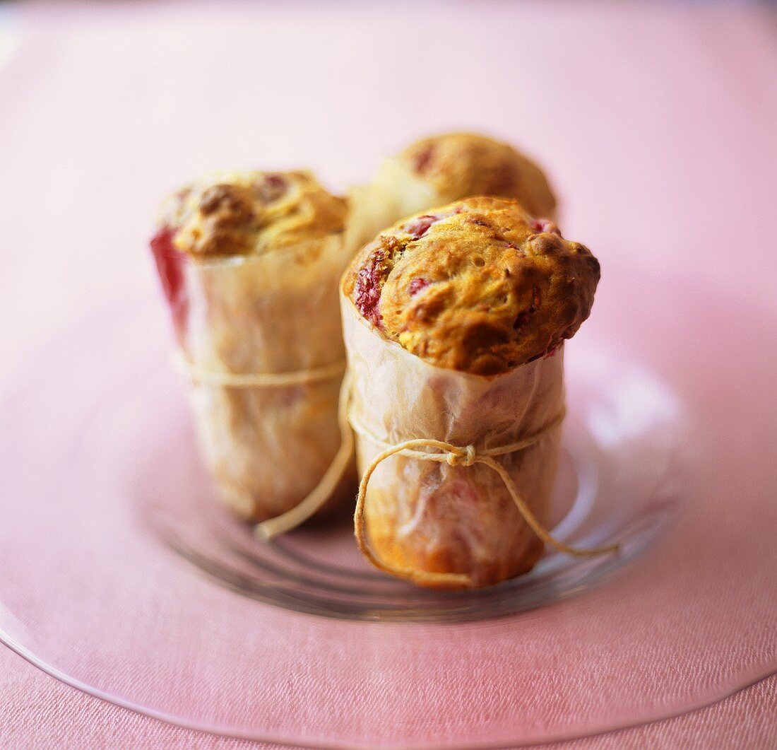 Cranberry-Muffins in Papier gewickelt