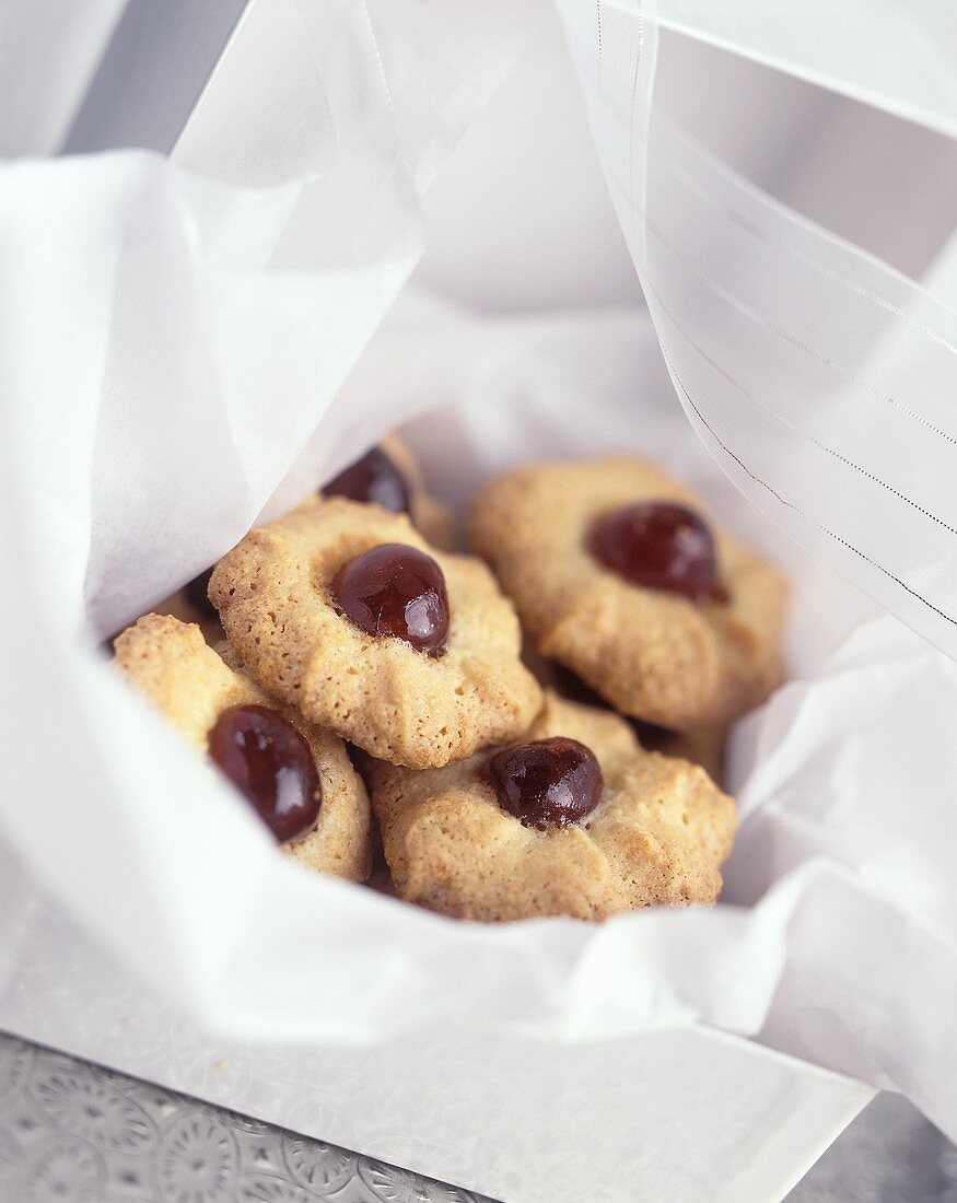 Mandel-Kirsch-Plätzchen im Geschenkkarton